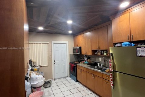 House in Virginia Gardens, Florida 6 bedrooms, 156.08 sq.m. № 1783713 - photo 4