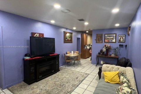 House in Virginia Gardens, Florida 6 bedrooms, 156.08 sq.m. № 1783713 - photo 9