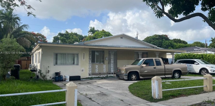 House in Virginia Gardens, Florida 6 bedrooms, 156.08 sq.m. № 1783713