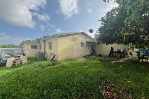House in Virginia Gardens, Florida 6 bedrooms, 156.08 sq.m. № 1783713 - photo 16