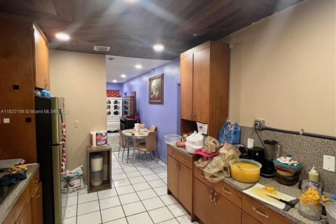House in Virginia Gardens, Florida 6 bedrooms, 156.08 sq.m. № 1783713 - photo 5
