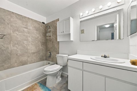 Condo in Saint Petersburg, Florida, 1 bedroom  № 2400339 - photo 21
