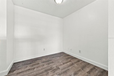 Condo in Saint Petersburg, Florida, 1 bedroom  № 2400339 - photo 17