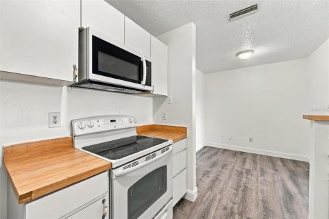 Condo in Saint Petersburg, Florida, 1 bedroom  № 2400339 - photo 12