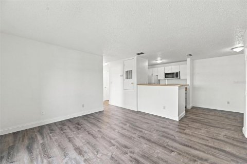 Condo in Saint Petersburg, Florida, 1 bedroom  № 2400339 - photo 4