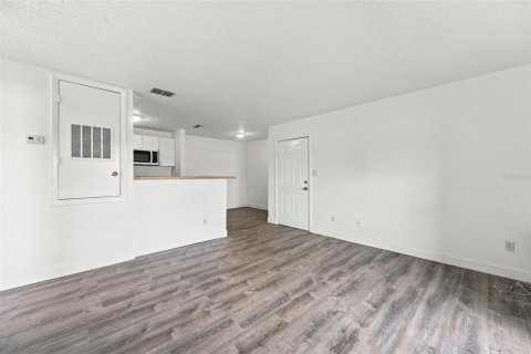 Condo in Saint Petersburg, Florida, 1 bedroom  № 2400339 - photo 5