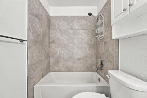 Condo in Saint Petersburg, Florida, 1 bedroom  № 2400339 - photo 22