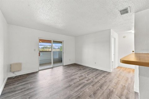 Condo in Saint Petersburg, Florida, 1 bedroom  № 2400339 - photo 3