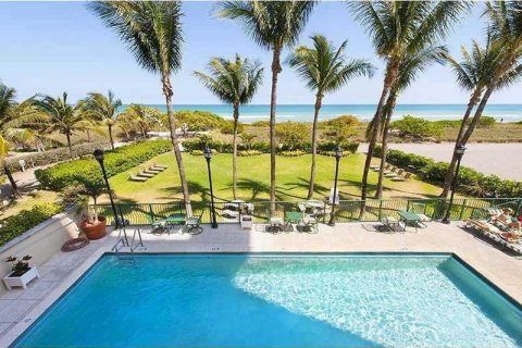 Condo in Surfside, Florida, 1 bedroom  № 2392895 - photo 9