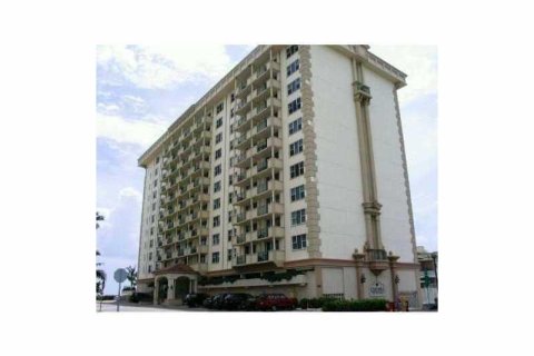 Condo in Surfside, Florida, 1 bedroom  № 2392895
