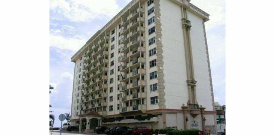 Condo in Surfside, Florida, 1 bedroom  № 2392895