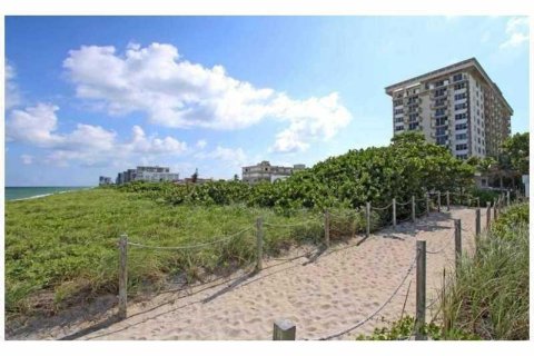 Condo in Surfside, Florida, 1 bedroom  № 2392895 - photo 10