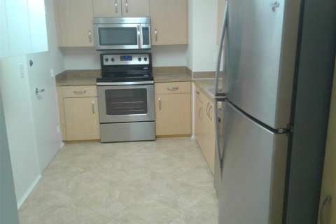 Condo in Surfside, Florida, 1 bedroom  № 2392895 - photo 4