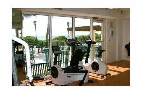 Condo in Surfside, Florida, 1 bedroom  № 2392895 - photo 11