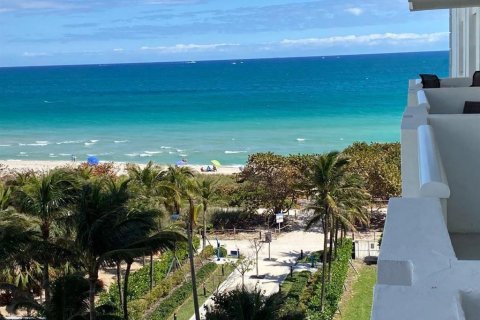 Condo in Surfside, Florida, 1 bedroom  № 2392895 - photo 2