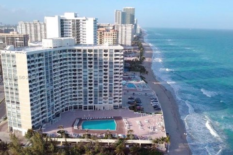Condominio en Hallandale Beach, Florida, 2 dormitorios  № 2026656