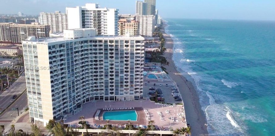 Condominio en Hallandale Beach, Florida, 2 dormitorios  № 2026656
