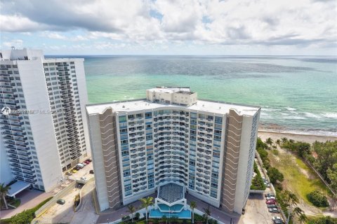 Condominio en alquiler en Hallandale Beach, Florida, 2 dormitorios, 108.23 m2 № 2026656 - foto 23