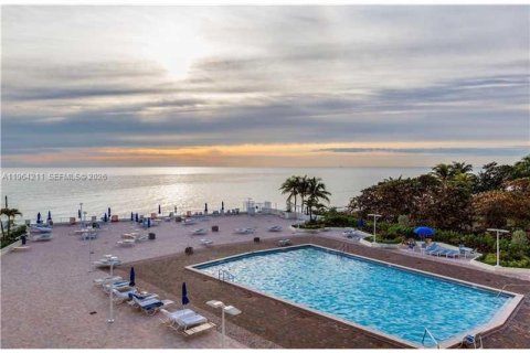 Condominio en alquiler en Hallandale Beach, Florida, 2 dormitorios, 108.23 m2 № 2026656 - foto 2