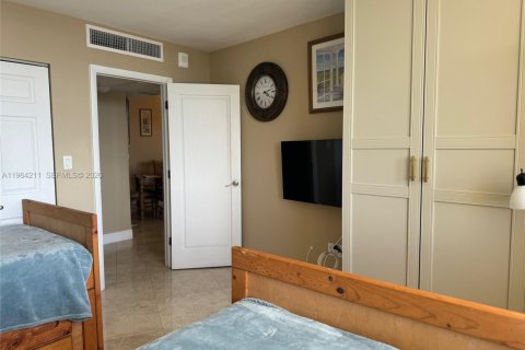 Condominio en alquiler en Hallandale Beach, Florida, 2 dormitorios, 108.23 m2 № 2026656 - foto 12