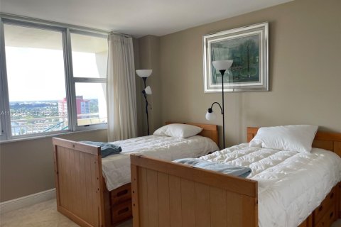 Condominio en alquiler en Hallandale Beach, Florida, 2 dormitorios, 108.23 m2 № 2026656 - foto 9