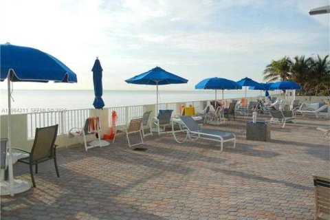 Condominio en alquiler en Hallandale Beach, Florida, 2 dormitorios, 108.23 m2 № 2026656 - foto 24