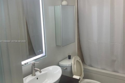 Condominio en alquiler en Miami, Florida, 1 dormitorio, 71.35 m2 № 1989308 - foto 8