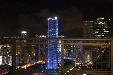 Condominio en alquiler en Miami, Florida, 1 dormitorio, 71.35 m2 № 1989308 - foto 1