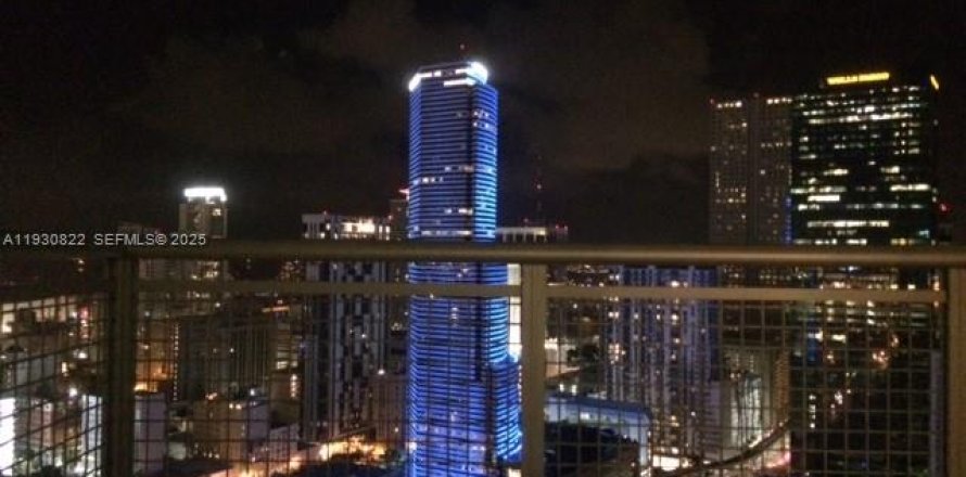 Condominio en Miami, Florida, 1 dormitorio  № 1989308