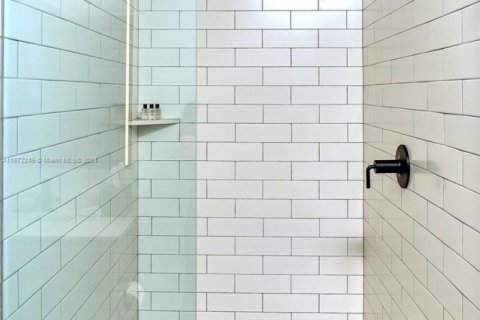 Condo in Miami, Florida, 1 bedroom  № 1725837 - photo 12