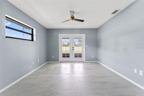 Villa ou maison à vendre à Port Charlotte, Floride: 3 chambres, 132.57 m2 № 2413517 - photo 12