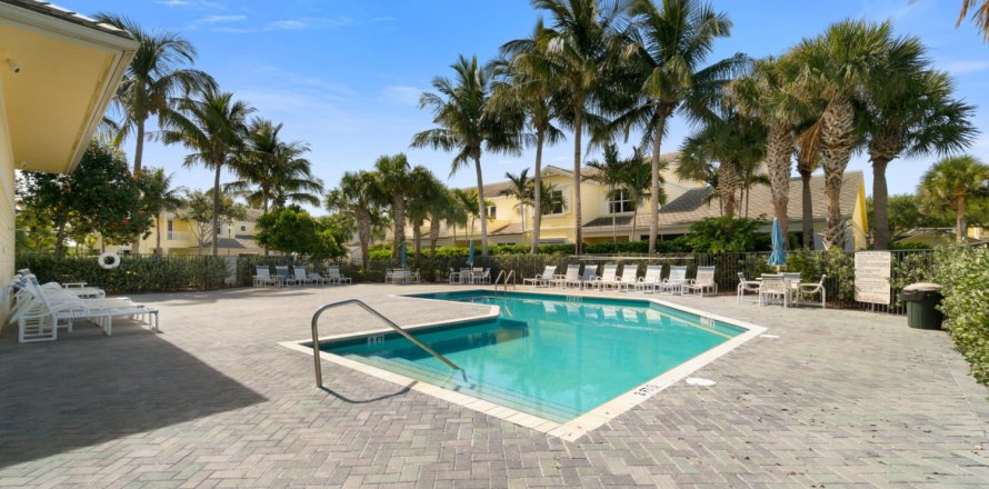 Condo in Fort Pierce, Florida, 3 bedrooms № 996026