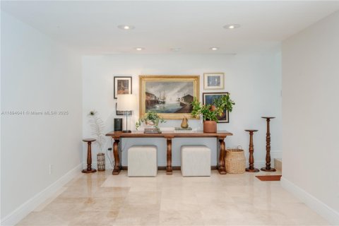 House in Pinecrest, Florida 4 bedrooms, 369.57 sq.m. № 1947386 - photo 11