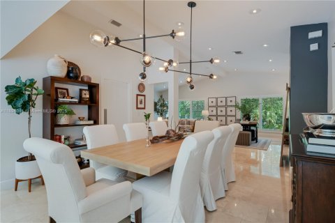 House in Pinecrest, Florida 4 bedrooms, 369.57 sq.m. № 1947386 - photo 12