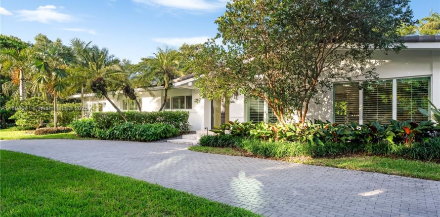 House in Pinecrest, Florida 4 bedrooms, 369.57 sq.m. № 1947386