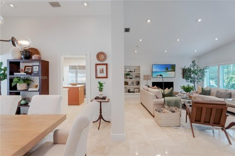 House in Pinecrest, Florida 4 bedrooms, 369.57 sq.m. № 1947386 - photo 15