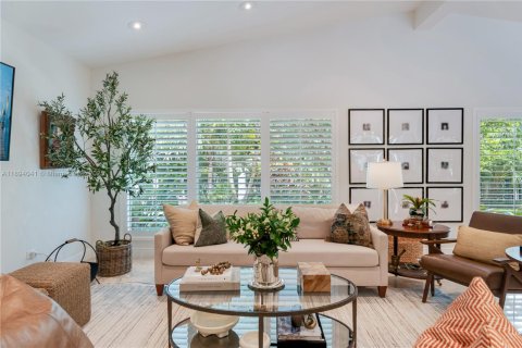 House in Pinecrest, Florida 4 bedrooms, 369.57 sq.m. № 1947386 - photo 20