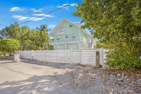 House in Key Largo, Florida 3 bedrooms, 158.96 sq.m. № 1865192 - photo 1