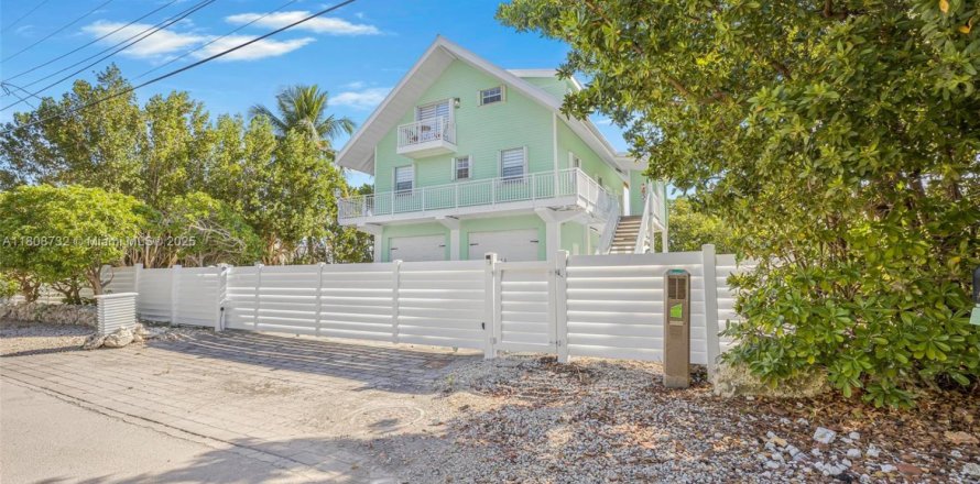 House in Key Largo, Florida 3 bedrooms, 158.96 sq.m. № 1865192