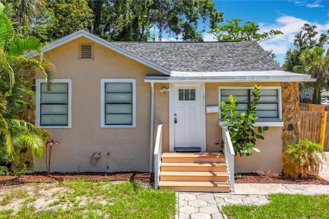 House in Saint Petersburg, Florida 2 bedrooms, 123.93 sq.m. № 1795619 - photo 1
