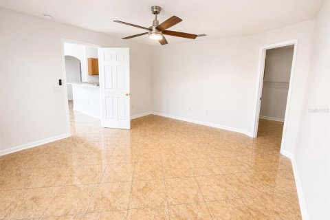 House in Davenport, Florida 4 bedrooms, 145.76 sq.m. № 2196668 - photo 10