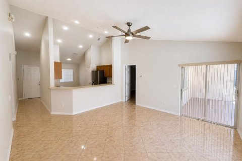 House in Davenport, Florida 4 bedrooms, 145.76 sq.m. № 2196668 - photo 9