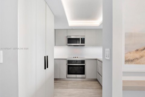 Condo in Miami Beach, Florida, 1 bedroom  № 2040596 - photo 5