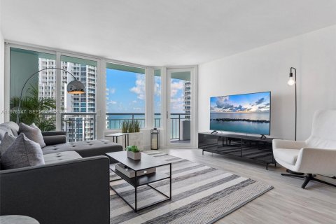 Condominio en alquiler en Miami Beach, Florida, 1 dormitorio, 79.71 m2 № 2040596 - foto 1