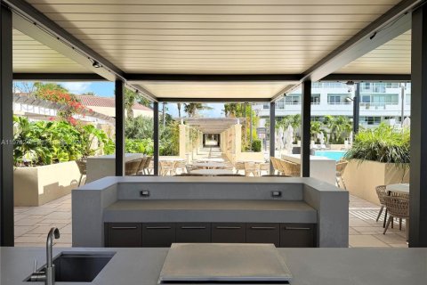 Condo in Miami Beach, Florida, 1 bedroom  № 2040596 - photo 27