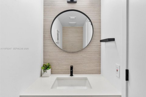 Condo in Miami Beach, Florida, 1 bedroom  № 2040596 - photo 16