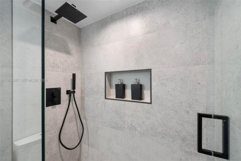 Condo in Miami Beach, Florida, 1 bedroom  № 2040596 - photo 15