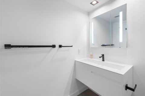 Condo in Miami Beach, Florida, 1 bedroom  № 2040596 - photo 13