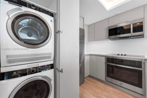 Condo in Miami Beach, Florida, 1 bedroom  № 2040596 - photo 6