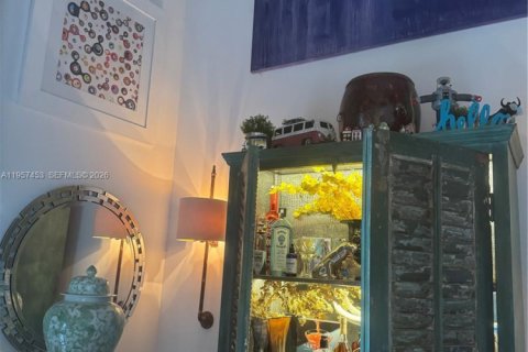 Condo in Miami, Florida, 1 bedroom  № 2011330 - photo 4